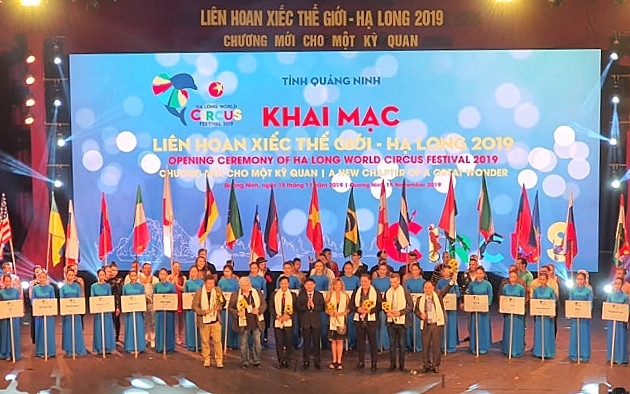 Les dirigeants de la province de Quang Ninh offrent des fleurs aux représentants des pays participants et aux membres du jury. Photo : NDEL.