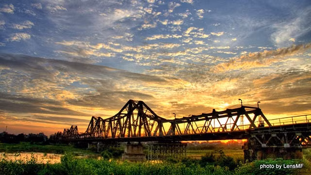 Le pont Long Biên a été fait ressembler à un dragon volant au-dessus le fleuve Rouge. Photo : baoquocte.vn