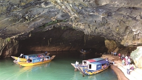 À l’entrée de la grotte de Phong Nha. Photo: CVN.