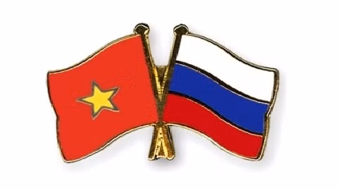 Les drapeaux du Vietnam et de la Russie.