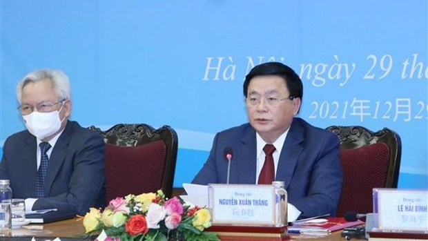 Le membre du Bureau politique, président du Conseil central de théorie et directeur de l’Académie nationale de politique Hô Chi Minh, Nguyên Xuân Thang (droite) lors du colloque, le 29 décembre. Photo : VNA