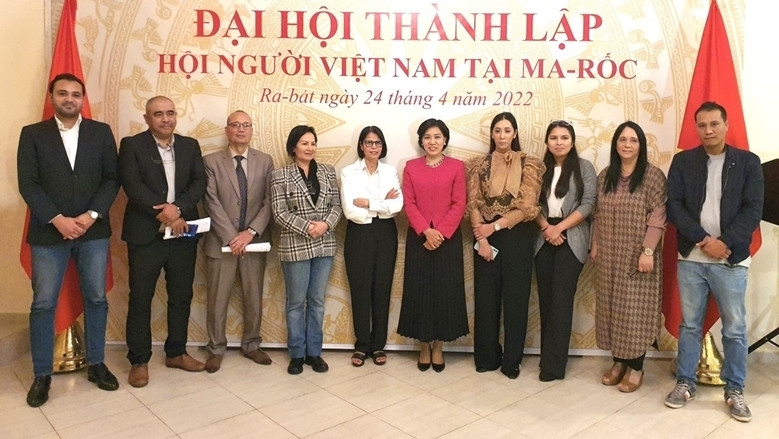 L’ambassadrice du Vietnam au Maroc, Dang Thi Thu Ha, et les membres du conseil exécutif de l’Association vietnamienne au Maroc. Photo: DSQVN 