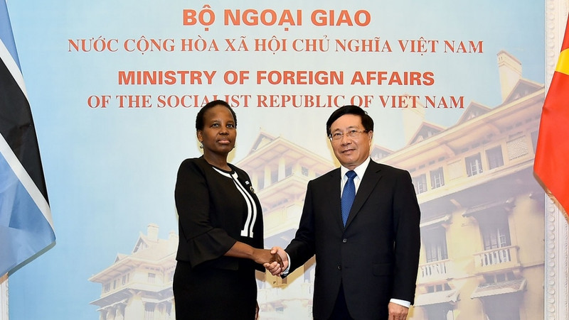 Le Vice-PM et ministre vietnamien des AE Pham Binh Minh (à droite) et la ministre des AE et de la Coopération internationale du Botswana, Unity Dow, le 26 août à Hanoi. Photo: BQT.