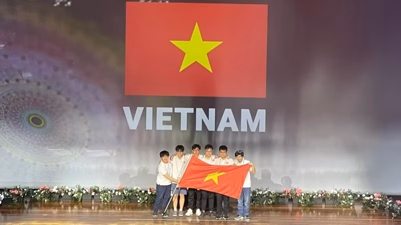 L'équipe d’élèves vietnamiens participant aux Olympiades internationales de mathématiques 2022. Photo: Bo giao duc va dao tao