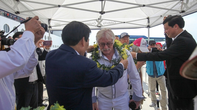 La cérémonie d'accueil du quinze millionième visiteur étranger au port international de Ha Long. Photo : http://toquoc.vn 