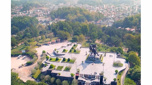Le monument commémoratif de la victoire de Diên Biên Phu situé sur la colline D1, est non seulement un symbole de victoire mais aussi une destination pour la plupart des visiteurs lors de leur visite à Diên Biên. Photo: www.qdnd.vn