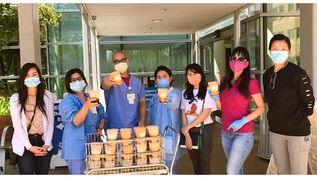 Phan Tiêu Vân (2e à droite) et ses camarades au centre médical Kaiser Permanente. Photo : thoidai.com.vn.