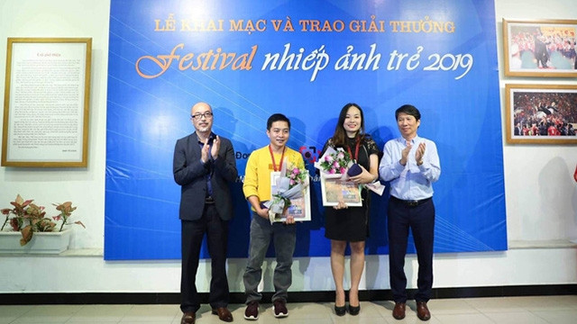 Les représentants du comité organisateur remettent les médailles d’or aux photographes. Photo : bvhttdl.gov.vn