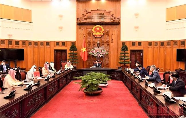 Une vue générale de la rencontre entre le Premier ministre vietnamien, Pham Minh Chinh (au centre), et le ministre saoudien des Affaires étrangères, le prince Faisal Bin Farhan Al Saud. Photo : Trân Hai/NDEL.