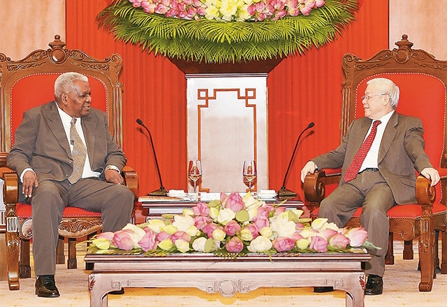 Le Secrétaire général du PCV Nguyên Phu Trong (à droite) et le Président de l'Assemblée nationale cubaine Esteban Lazo Hernandez. Photo: VNA