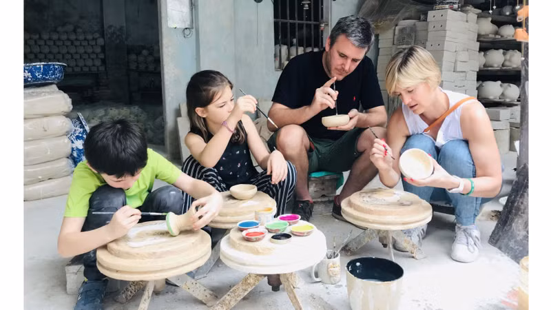 Le village de Bat Tràng attire annuellement environ 200 000 touristes dont 20 000 étrangers. Photo : baodulich.net.