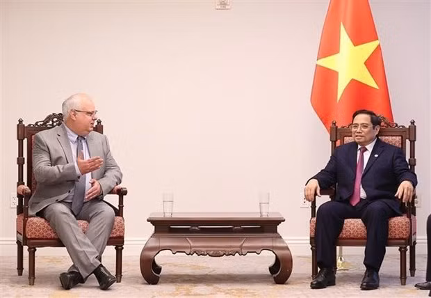 Le Premier ministre Pham Minh Chinh (à droite) et le PDG de Murphy Oil Corporation Roger Jenkinsn, à Washington, 13 mai. Photo : VNA