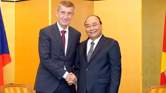 Le PM vietnamien Nguyên Xuân Phuc (à droite) et le PM tchèque Andrej Babis, le 22 octobre à Tokyo. Photo : VGP.