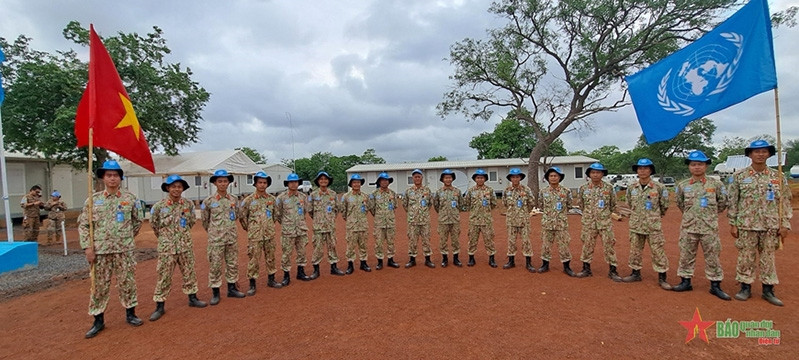 Des membres de l'Unité de génie militaire n°1 du Vietnam réalisent la mission à Abu Qussa. Photo : qdnd.vn
