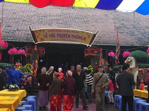 La maison commune du village de Bat Tràng est bien décorée durant la fête traditionnelle qui se déroule du 11 au 13 mars. Photo: CVN.