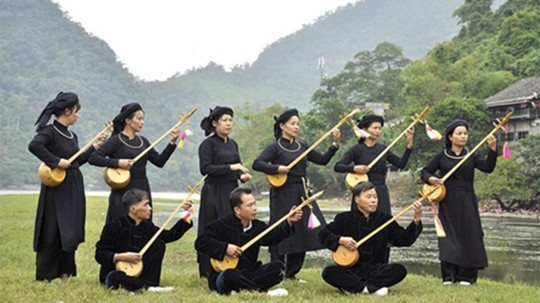 Les artistes Tay présentent le chant « Then ». Photo : VOV