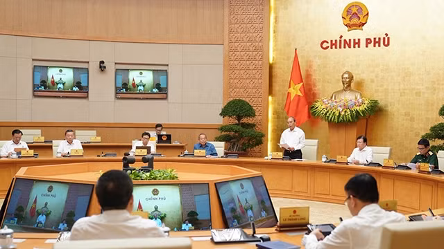 Le Premier ministre Nguyên Xuân Phuc (debout) lors de la réunion du gouvernement, le 12 août. Photo : Trân Hai/NDEL.