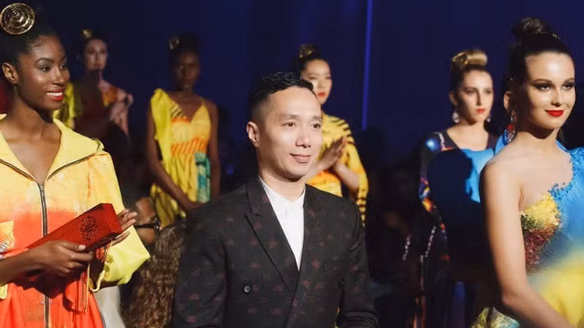 Le styliste vietnamien Dô Trinh Hoài Nam présente sa collection d’Ao dai à la New York Couture Fashion Week 2019. Photo : VOV.