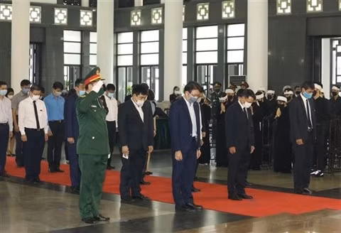 La délégation des dirigeants de l'Agence Vietnamienne d'Information a rendu hommage au défunt secrétaire général du PCV, Lê Kha Phiêu, le 14 août à Hanoï. Photo : VNA
