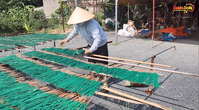 Fabrication des bâtonnets d’encens dans la commune de Quang Phu Câu