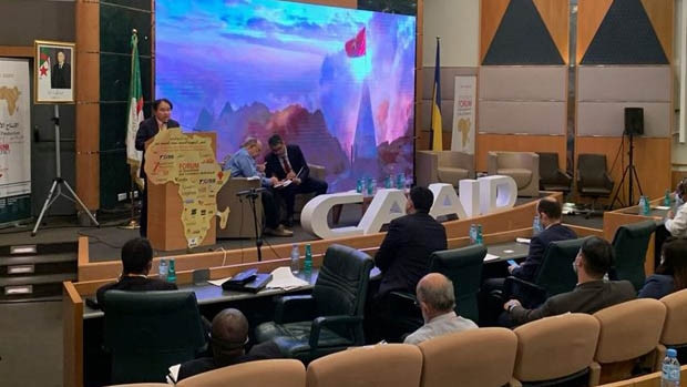 Le conseiller au commerce du Vietnam en Algérie, Hoàng Duc Nhuân, prend la parole lors du 7e Forum africain de l'investissement et du commerce. Photo : VNA.