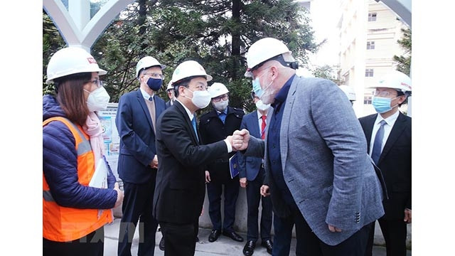 Le président du comité populaire de Hanoi, Chu Ngoc Anh reçoit le le vice-président exécutif de la Commission européenne à la gare de Câu Giây. Photo: VNA.