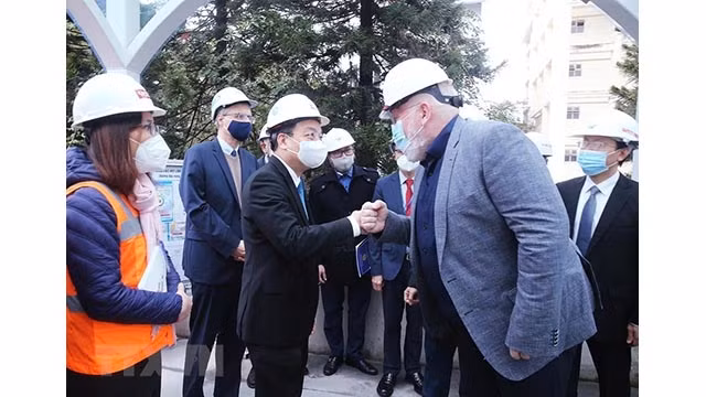 Le président du comité populaire de Hanoi, Chu Ngoc Anh reçoit le le vice-président exécutif de la Commission européenne à la gare de Câu Giây. Photo: VNA.