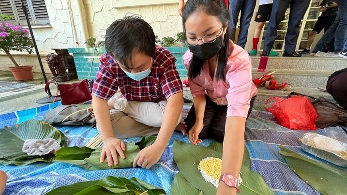 Lors du concours de préparation du « banh chung ». Photo: baoquocte.vn