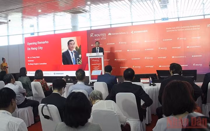 Le président du Comité populaire municipal de Dà Nang, Lê Trung Chinh, prend la parole lors de la cérémonie d’ouverture.