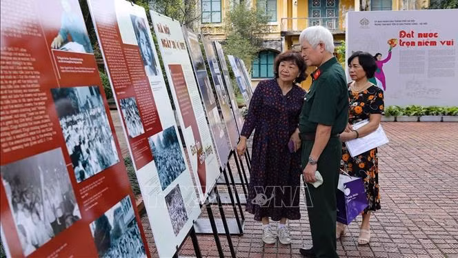 L'exposition attire de nombreux visiteurs. Photo: VNA