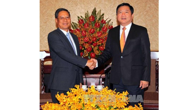 Dinh La Thang (à droite), membre du Bureau politique et secrétaire du Comité du PCV pour Hô Chi Minh-Ville, lors de cette rencontre. Photo: Baotintuc..