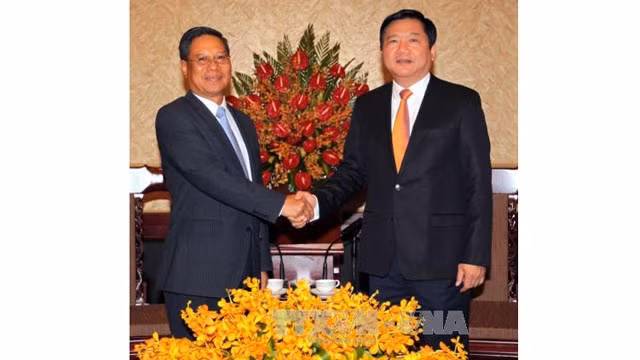 Dinh La Thang (à droite), membre du Bureau politique et secrétaire du Comité du PCV pour Hô Chi Minh-Ville, lors de cette rencontre. Photo: Baotintuc..