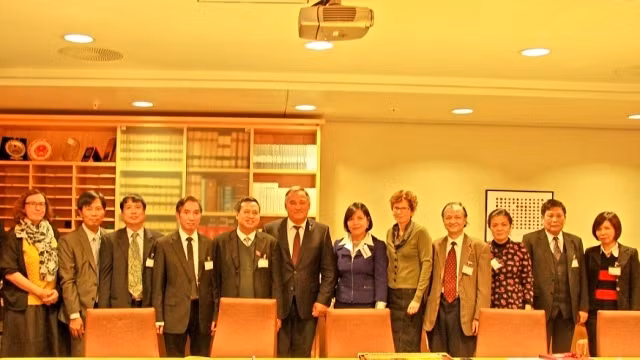 La délégation de la Commission des propositions du peuple de l'AN vietnamienne et les responsables du Comité de la Supervision et des Affaires constitutionnelles du Parlement norvégien. Photo: Ambassade du Vietnam en Norvège.