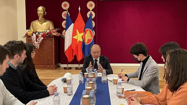 L'ambassadeur du Vietnam en France, Dinh Toàn Thang, s'entretient avec des étudiants de de l'Institut d’études politiquesde Paris. Photo : VNA.