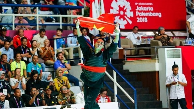 Le combattant Trân Dinh Nam célèbre sa victoire. Photo : VOV