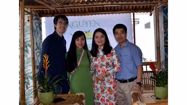 Les familles de Nguyên Lê Hoa et de Nguyên Kim Công dans le restaurant "Saveurs du Vietnam" ont contribué à la lutte contre l'épidémie de COVID-19 en Suisse. Photo : VNA