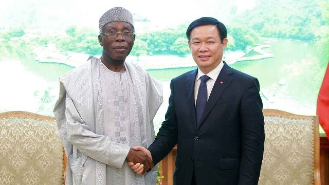 Le vice-PM Vuong Dinh Huê (à droite) et Audu Innocent Ogbeh, ministre de l’Agriculture du Nigeria, le 17 novembre à Hanoi. Photo : VGP.