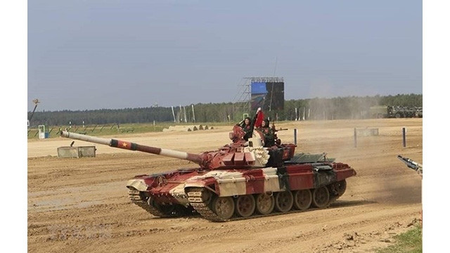  Le groupe N°1 de l'équipe vietnamienne de char a terminé sa course avec 34 minutes 53 secondes, tirant quatre sur cinq cibles. Photo : VNA.