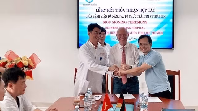 Cérémonie de signature du mémorandum de coopération entre l’hôpital de Dà Nang et l’organisation Heart for heart. Photo : NDEL.