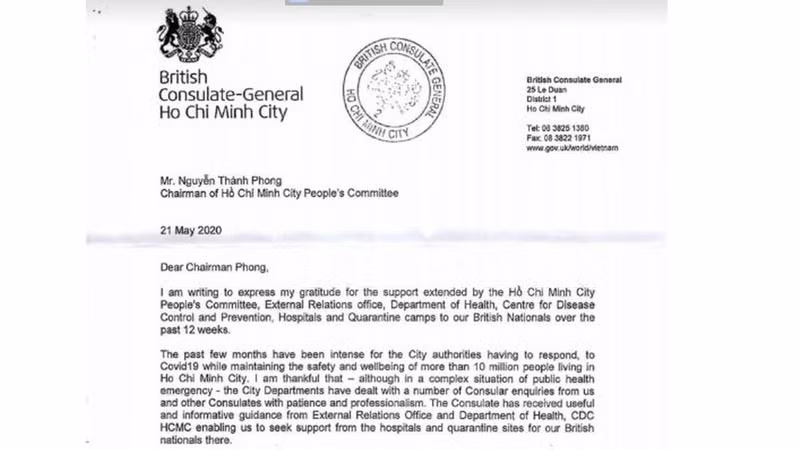 La lettre de remerciements du consul général britannique à Hô Chi Minh-Ville, Ian Gibbons aux autorités et au personnel médical de Hô Chi Minh-Ville. Photo : thoidai.com.vn.