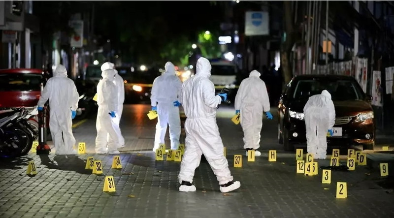 Des policiers inspectent la zone d'une explosion devant la maison familiale de l'ancien président Mohamed Nasheed à Malé, aux Maldives, le 6 mai. Photo: REUTERS.