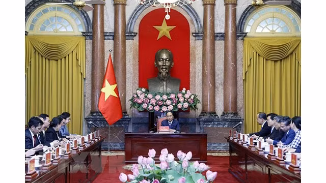 Le Président du Vietnam, Nguyên Xuân Phuc, reçoit la ministre et présidente de l’Office du président du Laos, Khemmani Pholsena à Hanoi, le 17 juin. Photo : VNA.