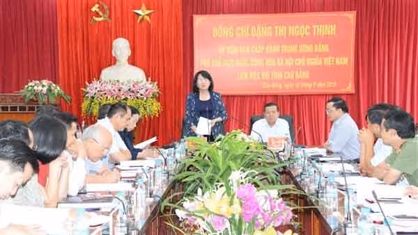  La Vice-Présidente Dang Thi Ngoc Thinh travaille avec les autorités de la province de Cao Bang. Photo : CL.