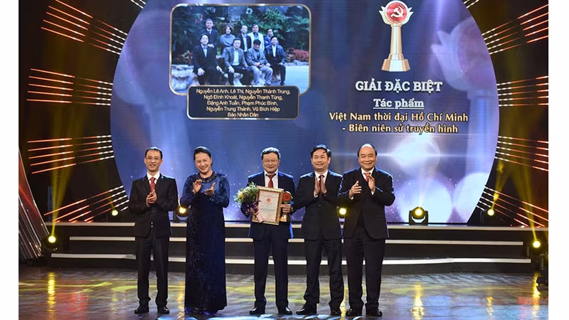 Le Premier ministre Nguyên Xuân Phuc (1er, à droite) et la Présidente de l'Assemblée nationale Nguyên Thi Kim Ngân ont remis le prix spécial. Photo : NDEL.
