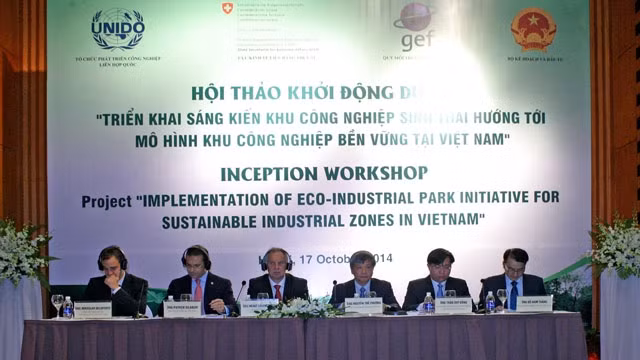 Les représentants des organisations vietnamiennes et internationales, de gauche à droite, Miroslave Delaporte-SECO, Patrick Gilabert-ONUDI au Vietnam, Heinz Leuenberger-ONUDI, Nguyên Thê Phuong-vice-ministre du MPI, Trân Duy Dông- chef du Département de gestion des ZI du MPI, Dô Nam Thang-FEM au Vietnam. Photo: Duy Khanh/NDEL.