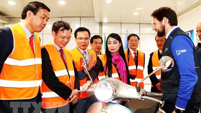 La délégation de la province de Vinh Phuc a rendu visite à l’usine du groupe Piaggio. Photo : VNA