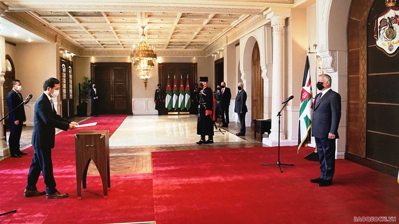 L'ambassadeur Vu Viêt Dung présente la lettre de créance au roi Abdallah II. Photo : Baoquocte.