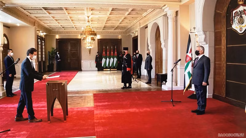 L'ambassadeur Vu Viêt Dung présente la lettre de créance au roi Abdallah II. Photo : Baoquocte.