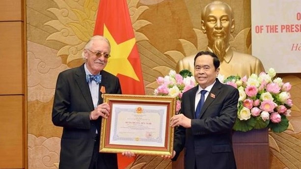 Le vice-président permanent de l’Assemblée nationale du Vietnam, Trân Thanh Mân (à droite), offre l’insigne de l'amitié à Anders Johnson, ancien secrétaire général de l'Union interparlementaire. Photo : VNA.