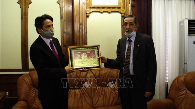 L'ambassadeur du Vietnam en Algérie Nguyên Thành Vinh et Abdelmajid Chikhi, conseiller auprès du Président de la République et directeur du Centre national des Archives d'Algérie. Photo : VNA.